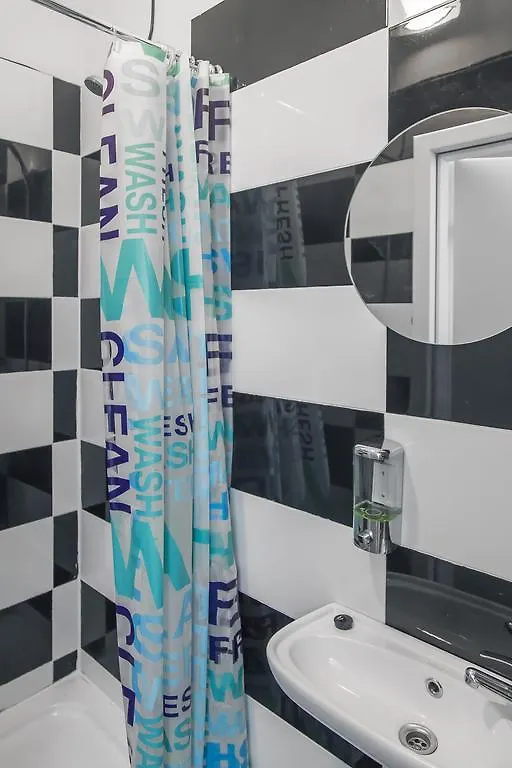 ורשה Metro Centrum Guest Rooms בית אירוח